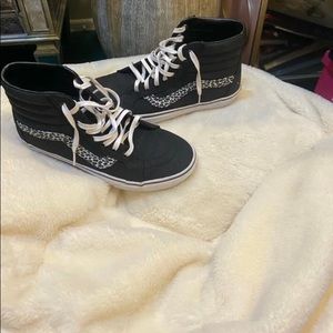 LIKE NEW —> Black vans with leoprd stripe
